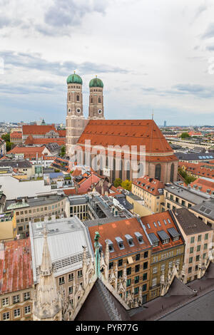 München, Deutschland. September 22, 2018. Luftaufnahme der Stadt München und der Frauenkirche (München Kathedrale) Stockfoto