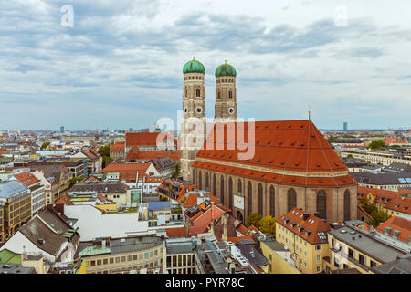 München, Deutschland. September 22, 2018. Luftaufnahme der Stadt München und der Frauenkirche (München Kathedrale) Stockfoto