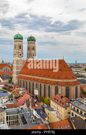 München, Deutschland. September 22, 2018. Luftaufnahme der Stadt München und der Frauenkirche (München Kathedrale) Stockfoto