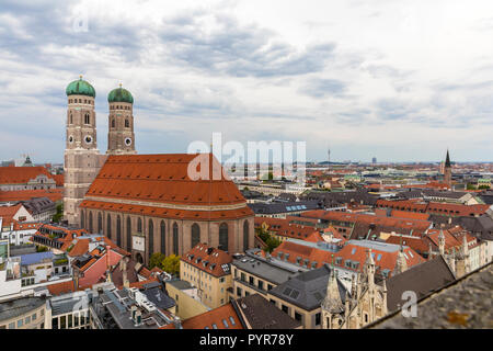 München, Deutschland. September 22, 2018. Luftaufnahme der Stadt München und der Frauenkirche (München Kathedrale) Stockfoto