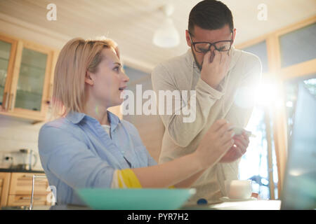 Frau, Schwangerschaft Test Mann Stockfoto