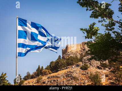 Dorf Lindos mit Festung auf dem Hügel. Rhodos, Griechenland. Stockfoto