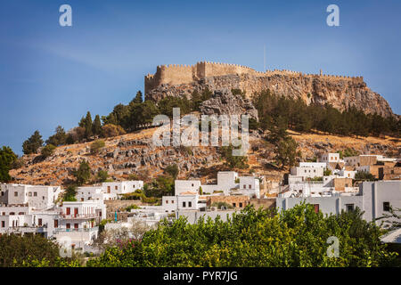 Dorf Lindos mit Festung auf dem Hügel. Rhodos, Griechenland. Stockfoto