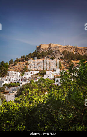 Dorf Lindos mit Festung auf dem Hügel. Rhodos, Griechenland. Stockfoto