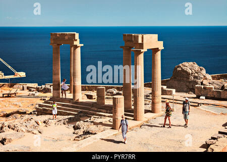 Rhodos, Griechenland - Okt 4, 2018: Touristen durch die berühmten Tempel Komplex im Dorf Lindos. Stockfoto