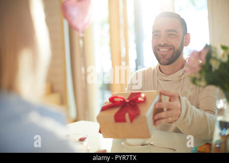 Glückliche Menschen mit Geschenk für Darling Stockfoto