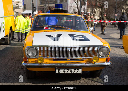 Ein Re-enactment der Kerze Manifestation der 1988/3/25 mit der berühmt-berüchtigte "VB" (Verejna bezpecnost) Die kommunistische Polizei Autos und Polizisten. Stockfoto