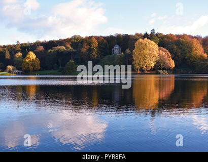 Ein Herbst Landschaft in einem See spiegeln Stockfoto