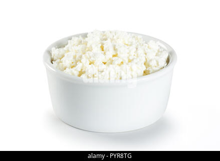 Hüttenkäse in kleinen Schüssel auf weißem Hintergrund Stockfoto