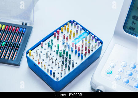 Close up Set von Tools für Zahnärzte in Nester in einer bestimmten Reihenfolge auf dem Arbeitstisch Implantat entfernt. Selektive konzentrieren. Stockfoto