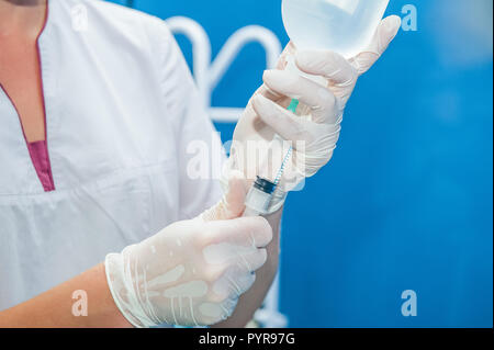 Krankenschwester gewinnt eine Spritze für die Injektion in einen Operationssaal Stockfoto