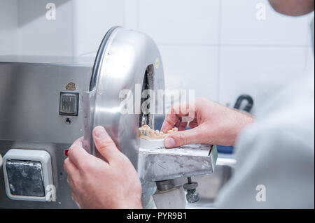 Nahaufnahme der Arbeitsprozess der Zahntechniker. Stockfoto