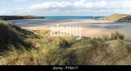 Ein Panoramablick von der Sanddüne System mit Blick auf Crantock Beach in Newquay in Cornwall. Stockfoto