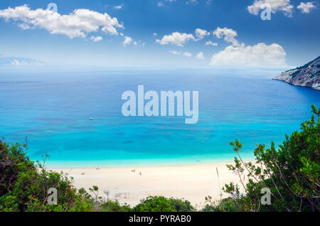 Myrtos Strand, Insel Kefalonia, Griechenland. Schöne Aussicht auf Myrtos Bucht und Strand auf der Insel Kefalonia Stockfoto