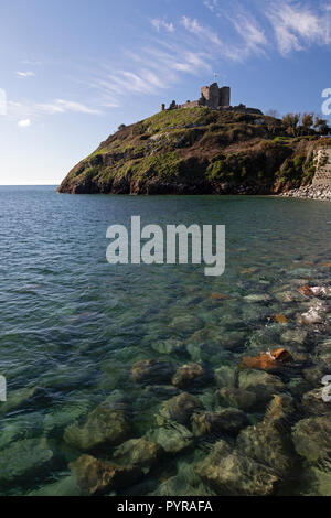 Anzeigen von Criccieth Castle im Norden von Wales, von der Kante der Strand durch das Schloss. Stockfoto