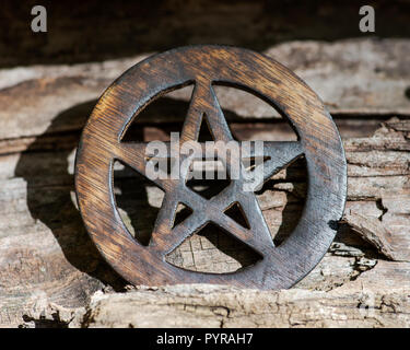 Holz- umkreist Pentagramm Symbol auf faserige Baumrinde im Wald, Stockfoto