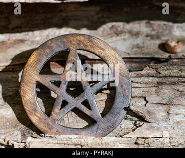 Holz- umkreist Pentagramm Symbol auf faserige Baumrinde im Wald, Stockfoto