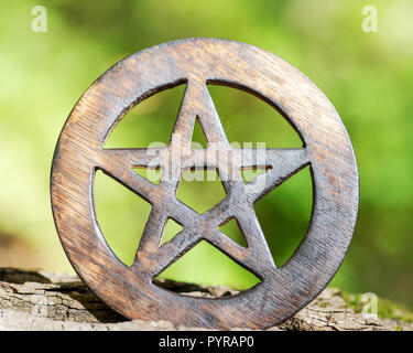 Holz- umkreist Pentagramm Symbol auf faserige Baumrinde im Wald, Stockfoto