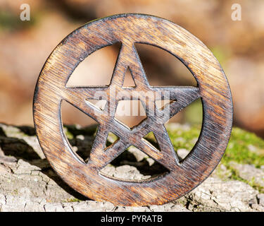 Holz- umkreist Pentagramm Symbol auf faserige Baumrinde im Wald, Stockfoto