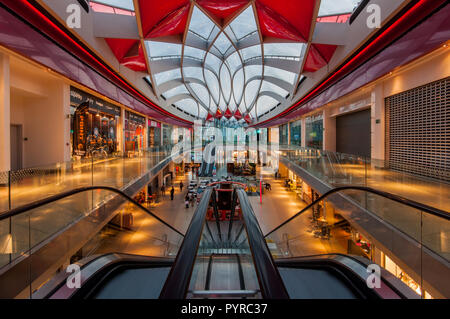 Innenraum der Mediacité Shoppingmall in Lüttich, Belgien Stockfoto