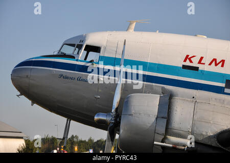 KLM Douglas DC-3 C-47 Skytrain namens Prinses Amalia, PH-PBA Transportflugzeug. Veteran des Zweiten Weltkriegs, der Fallschirmjäger über Frankreich fallen ließ Stockfoto