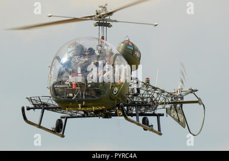 Bell 47G Vintage-Hubschrauber G-MASH repräsentiert den medizinischen Evakuierungshubschrauber, der in der TV-Sendung MASH of the Korean war Fliegen verwendet wird Stockfoto