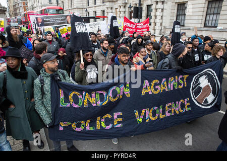 London, Großbritannien. 27. Oktober, 2018. Unterstützer von London gegen Gewalt der Polizei melden sie Aktivisten aus den Vereinigten Familien und Freunde Kampagne (UFFC). Stockfoto