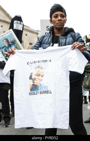 London, Großbritannien. 27. Oktober, 2018. Kaddischa Brown-Burrell, Schwester von Kingsley Burrell, marschiert mit Mitstreiter aus der UFFC. Stockfoto