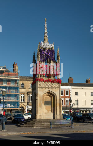 Gestrickte Mohn in Rot, Weiß und Lila dekorieren Devizes Market Cross für Tag der Erinnerung, Devizes, Wiltshire Stockfoto