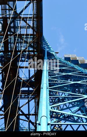 Eindrucksvolle Bilder des berühmten T-Stücke Transporter Bridge, Middlesbrough, Großbritannien. Die längste funktionierende Schwebefähre der Welt. Stockfoto