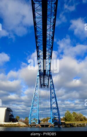 Eindrucksvolle Bilder des berühmten T-Stücke Transporter Bridge, Middlesbrough, Großbritannien. Die längste funktionierende Schwebefähre der Welt. Stockfoto