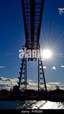 Eindrucksvolle Bilder des berühmten T-Stücke Transporter Bridge, Middlesbrough, Großbritannien. Die längste funktionierende Schwebefähre der Welt. Stockfoto