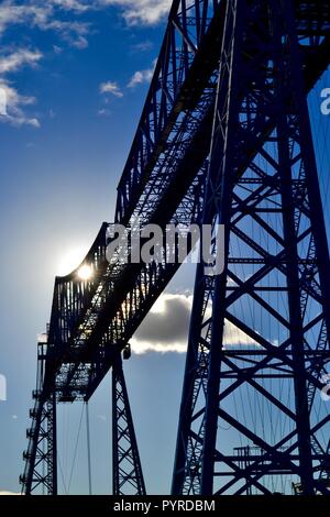 Eindrucksvolle Bilder des berühmten T-Stücke Transporter Bridge, Middlesbrough, Großbritannien. Die längste funktionierende Schwebefähre der Welt. Stockfoto