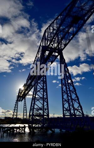 Eindrucksvolle Bilder des berühmten T-Stücke Transporter Bridge, Middlesbrough, Großbritannien. Die längste funktionierende Schwebefähre der Welt. Stockfoto