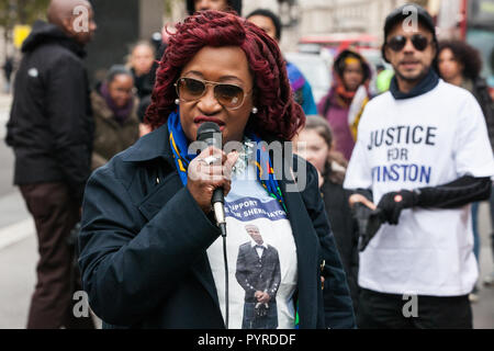 London, Großbritannien. 27. Oktober, 2018. Ein Verwandter von Sheku Bayoh Adressen UFFC Aktivisten am 20 Prozession zu Ehren der verstorbenen Familienmitglieder. Stockfoto
