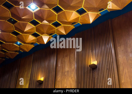 Innenbereich der Carpenters' Hall, Detail der Zedernholzdecke und Kronenelm-Wandplatten aus Holz, London, Großbritannien Stockfoto