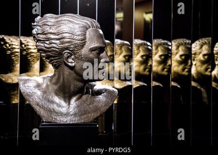 Die Büste eines Mannes, die sich in Spiegeln im Beaumont Hotel in Mayfair, London, Großbritannien widerspiegelt Stockfoto