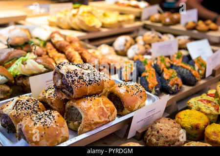 Leckere Wurst, Brötchen und Brotsorten und Brötchen in einem Café/Bäckerei (Gail), London, UK Stockfoto