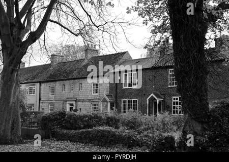 Schwarz-Weiß, herbstliches Bild des schönen, historischen Hartburn Village, Stockton-on-Tees, Großbritannien. Stockfoto