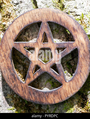 Holz- umkreist Pentagramm Symbol auf faserige Baumrinde im Wald, Stockfoto