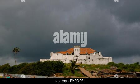 Luftaufnahme zu Coenraadsburg Festung vom Dach der Elmina Castle in Ghana Stockfoto