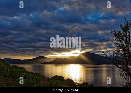 Sonnenaufgang über den Marlborough Sounds von Maud Island, Neuseeland gesehen Stockfoto