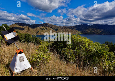 Trig-Station auf dem höchsten Punkt der Insel Maud, predator freie Insel, Marlborough Sounds, Neuseeland Stockfoto