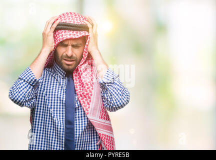 Junge hübsche Arabian Business Mann mit kufiya über isolierte Hintergrund Kopfschmerzen leiden, verzweifelte und betonte, weil Schmerz und Migräne Stockfoto