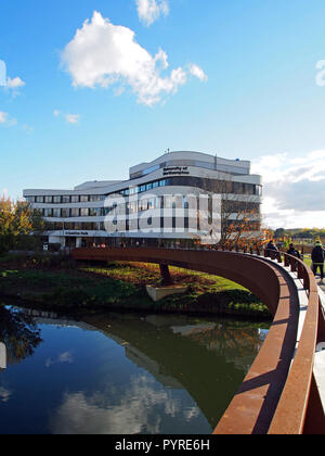 Ansicht der Neuen Universität von Northampton Waterside Campus zeigt die Brücke über den Fluss Nene, Northampton, Großbritannien Stockfoto