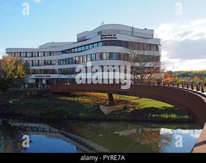 Ansicht der Neuen Universität von Northampton Waterside Campus zeigt die Brücke über den Fluss Nene, Northampton, Großbritannien Stockfoto