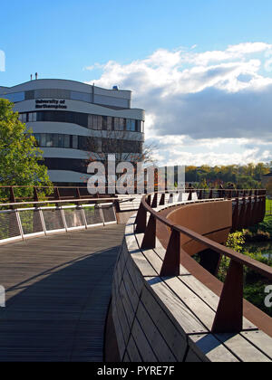 Ansicht der Neuen Universität von Northampton Waterside Campus zeigt die Brücke über den Fluss Nene, Northampton, Großbritannien Stockfoto