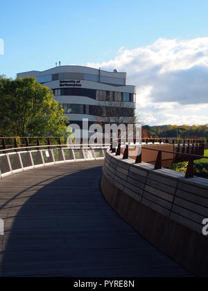 Ansicht der Neuen Universität von Northampton Waterside Campus zeigt die Brücke über den Fluss Nene, Northampton, Großbritannien Stockfoto