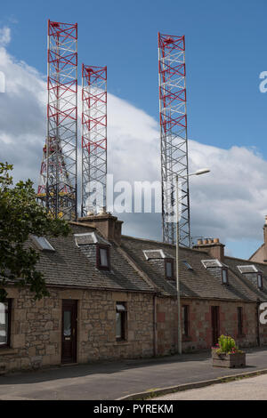 Bohranlage überragt Gebäude in der High Street Invergordon, Highland, Schottland, UK. Stockfoto