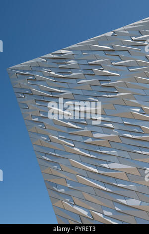 Titanic Belfast ist ein maritimes Museum und Besucherzentrum in Belfast, Nordirland, Großbritannien. Es ist die RMS Titanic gewidmet. Stockfoto